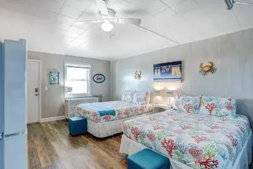 Huoneistohotelli On Island Ocean View Beachy Studio In Campy 1970s Converted Motel