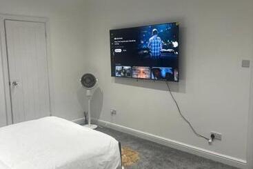 Пансион Spacious Self Contained Studio