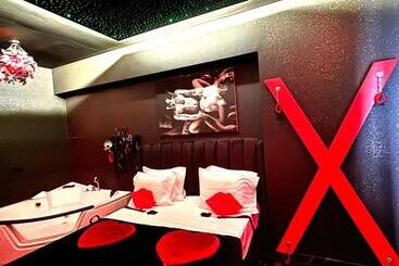هتل Romeo Nights Love Rooms Jacuzzi Hydromassage