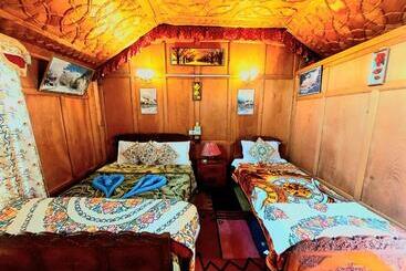 هتل Srinagar Tourism Group Of House Boats