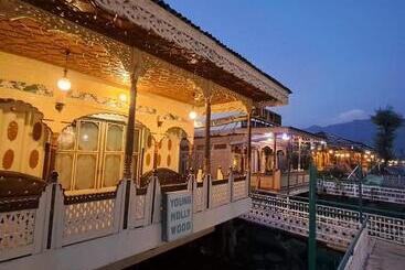 Hotel Srinagar Tourism Group Of House Boats