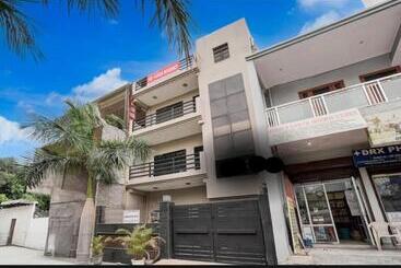 پانسیون Crest Inn