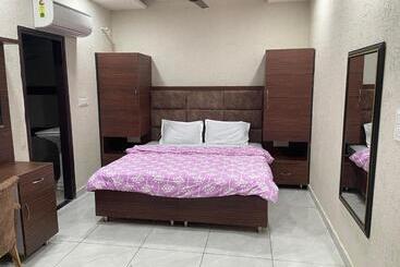 Отель Pop Royal Suites