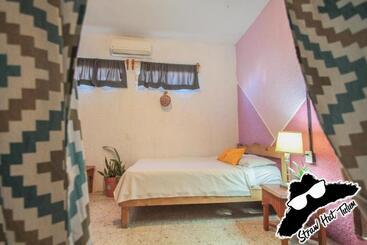 Straw Hat Hostel & Rooftop Bar