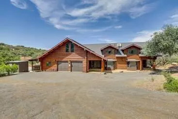 Mökkimajoitus Alpine Cabin W/ Pool & Hot Tub Access On 27 Acres!