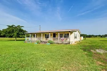 Mökkimajoitus Peaceful Mcewen Home W/ Spacious Yard!