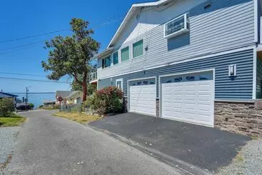 Mökkimajoitus Walk To Water: Camano Home W/ Ocean View Deck