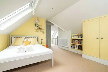 Mökkimajoitus Chic And Colourful Family Home By Underthedoormat