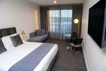 هتل آپارتمان One North Terrace