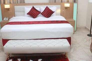 Elegant Hotel & Suites By City Green