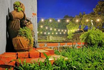 تختخواب و صبحانه Airport Traveler S Home