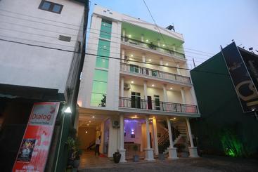 Hotel Kings Gate Airport Transit