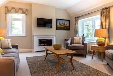 Отель Cowdray Lodge