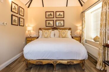 Отель Cowdray Lodge