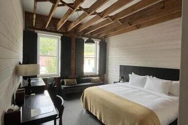 Hotel Eleven Revelstoke Lodge