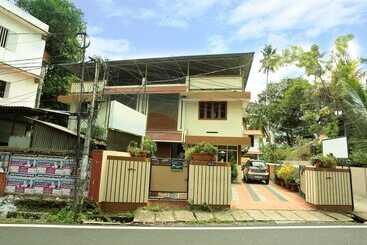 Hotel Oyo Rooms Petttah Railway Station