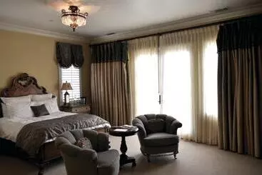 تختخواب و صبحانه The Villa At Arden Hills