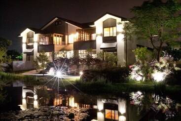 تختخواب و صبحانه Green Willow House