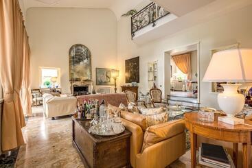 تختخواب و صبحانه La Gaura Guest House