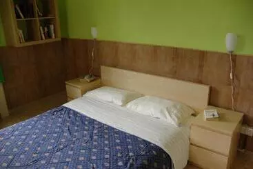 تختخواب و صبحانه La Maison Des Livres