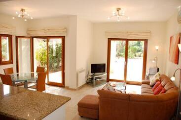 דירות לתיירים 2 Bedroom Villa Loukia With Private Pool And Gardens, Aphrodite Hills Resort