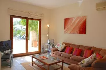 آپارتمان‌های توریست‌ها 2 Bedroom Villa Loukia With Private Pool And Gardens, Aphrodite Hills Resort