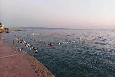 B&b Guest House Be Happy Parking,breakfast Center