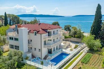 בית מלון כפרי Riva Kaštela With Swimming Pool