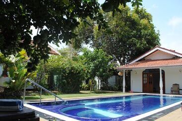 Hotel Sujeewani Villa