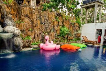 Bed and Breakfast Lovina Central Hostel