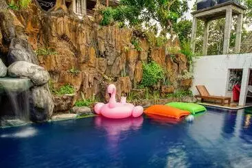 Bed & Breakfast Lovina Central Hostel