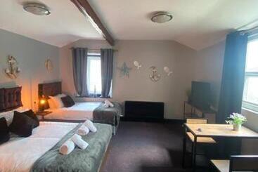 هتل Bay View Rooms At Mentone