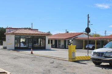 فندق Economy Inn