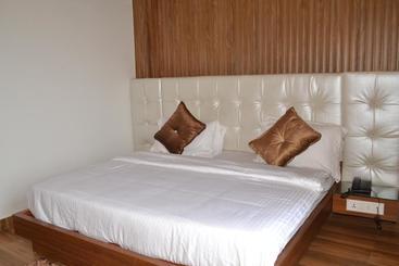 Sky Lark Hotel & Restaurant