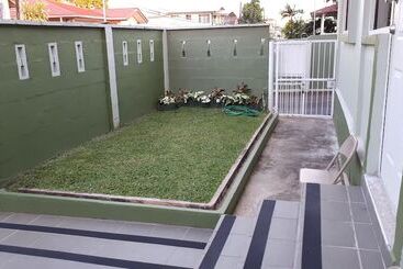 تختخواب و صبحانه Woodbrook On The Avenue