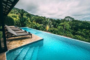 هتل Tiki Villas Rainforest Lodge Adults Only