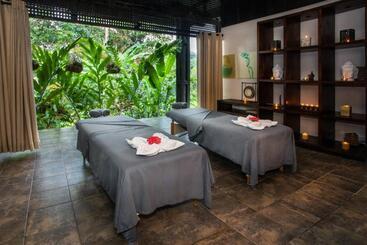 ホテル Tiki Villas Rainforest Lodge   Adults Only