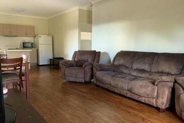 فندق على الطريق Stay On Sullivan