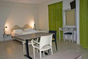 Hotelli Fournia Village