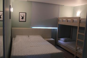 Hi & J Guesthouse Hostel