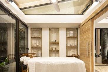 Отель The Gilded Iguana