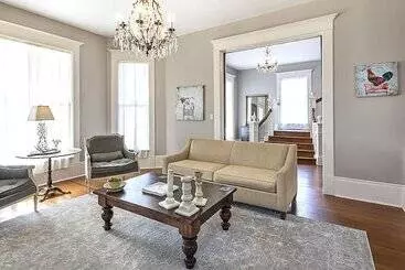 Katy House Bed And Breakfast