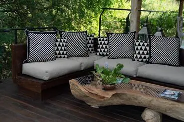 هتل Flameback Eco Lodge