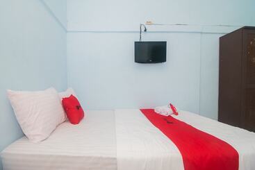 Отель Reddoorz Near Pantai Boom