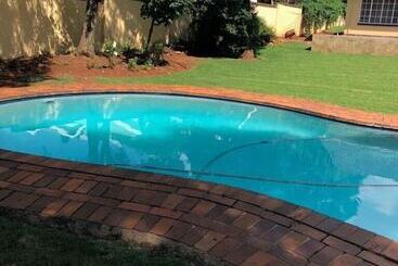 ベッドアンドブレックファースト Khuvena Guest House