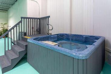 Отель Travelodge By Wyndham Amherst