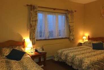 Hillview Farmhouse B&b