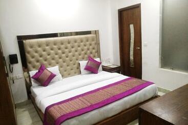 בית מלון כפרי Lav Kush Deluxe At Paharganj