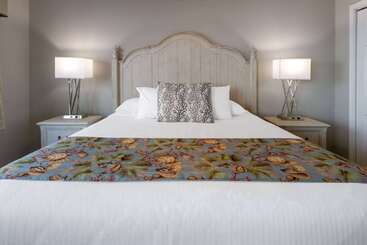 Otel Sandpebble Beach Club By Patton Hospitality