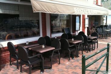 בית מלון כפרי La Champagne Ardenne   Cabourg